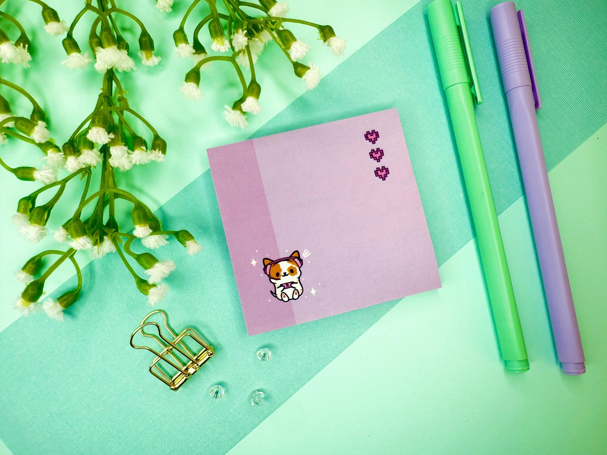 Sticky notes with hearts and an illustration of a kawaii gamer dog wearing headphones and playing a game console.